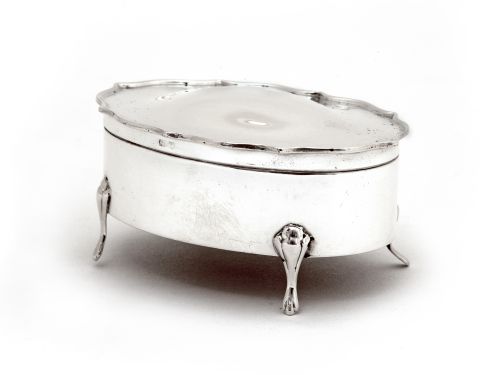 plain silver jewellery box with a hinged chippendale border lid and cream velvet lined interior - CATEGORY: ANTIQUE SILVER - DATED 1920