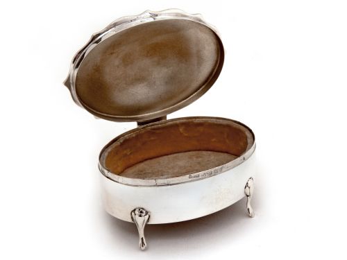 PLAIN SILVER JEWELLERY BOX WITH A HINGED CHIPPENDALE BORDER LID AND CREAM VELVET LINED INTERIOR - ADDITIONAL PHOTO 1