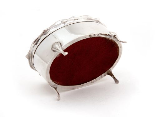 PLAIN SILVER JEWELLERY BOX WITH A HINGED CHIPPENDALE BORDER LID AND CREAM VELVET LINED INTERIOR - ADDITIONAL PHOTO 2