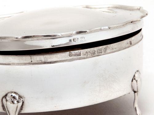 PLAIN SILVER JEWELLERY BOX WITH A HINGED CHIPPENDALE BORDER LID AND CREAM VELVET LINED INTERIOR - ADDITIONAL PHOTO 3