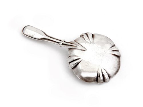 GEORGIAN SILVER TEA CADDY SPOON WITH FLORAL ENGRAVING AND HALLMARKS IN THE CENTRE OF THE BOWL - ADDITIONAL PHOTO 1