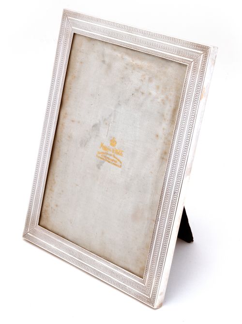 oval edwardian silver jewellery box with an hinged lid decorated with scrolls and flowers - CATEGORY: ANTIQUE SILVER - DATED 1910