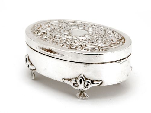 oval edwardian silver jewellery box with a hinged lid decorated with scrolls and flowers - CATEGORY: ANTIQUE SILVER - DATED 1900