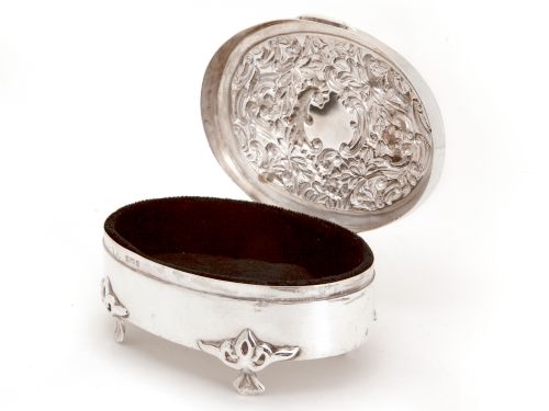 OVAL EDWARDIAN SILVER JEWELLERY BOX WITH A HINGED LID DECORATED WITH SCROLLS AND FLOWERS - ADDITIONAL PHOTO 1