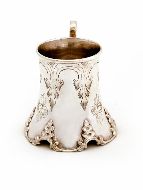 VICTORIAN SILVER PLATED CHRISTENING MUG WITH A CONCAVE BODY AND ENGRAVED WITH FLOWERS - ADDITIONAL PHOTO 1