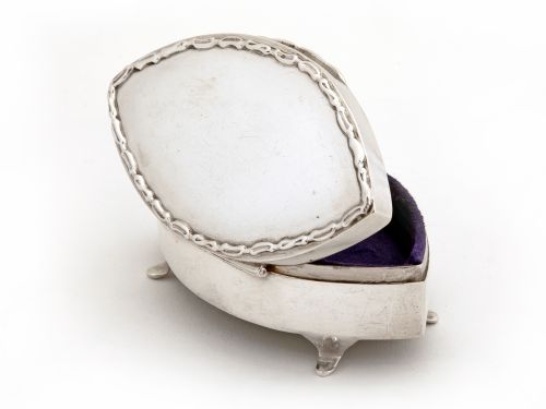 EDWARDIAN OVAL SILVER JEWELLERY BOX WITH A HINGED LID AND APPLIED CAST DECORATIVE BORDER - ADDITIONAL PHOTO 1
