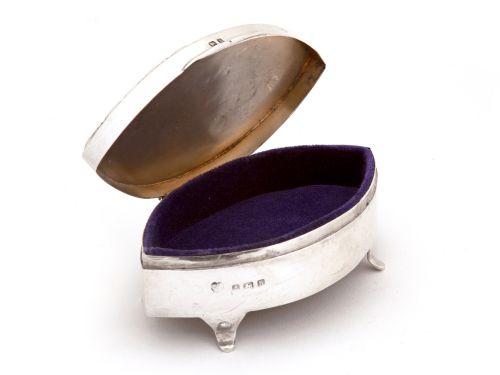 EDWARDIAN OVAL SILVER JEWELLERY BOX WITH A HINGED LID AND APPLIED CAST DECORATIVE BORDER - ADDITIONAL PHOTO 2