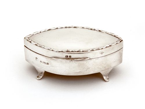 EDWARDIAN OVAL SILVER JEWELLERY BOX WITH A HINGED LID AND APPLIED CAST DECORATIVE BORDER - ADDITIONAL PHOTO 3