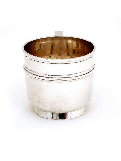 PLAIN SILVER CHILDS MUG WITH APPLIED MID BAND AND SCROLL HANDLE - ADDITIONAL PHOTO 2