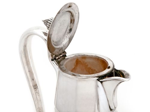 SILVER PLATED CLARET JUG WITH A PLAIN MOUNT CIRCULAR HINGED LID AND FLUTED SHAPED FINIAL - ADDITIONAL PHOTO 2