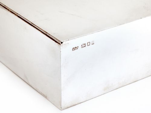 SUBSTANTIAL SILVER CIGAR OR CIGARETTE TABLE BOX - ADDITIONAL PHOTO 2