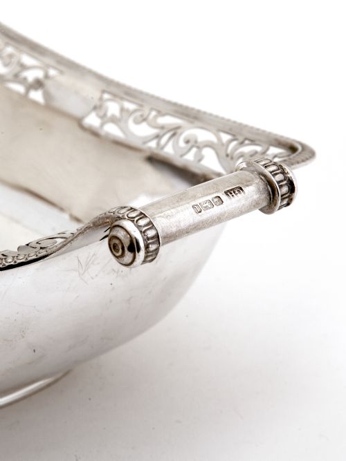 EDWARDIAN RECTANGULAR SILVER DISH OR BASKET WITH TWO SCROLL HANDLES - ADDITIONAL PHOTO 3
