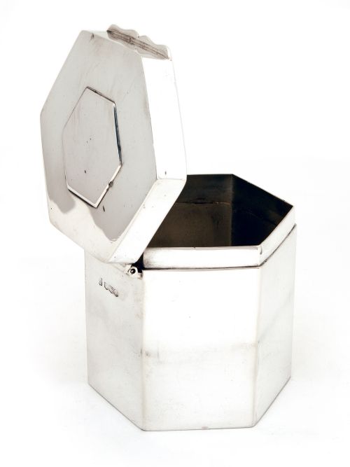 EDWARDIAN HEXAGONAL SILVER BOX TEA CADDY WITH A PLAIN PANELED BODY - ADDITIONAL PHOTO 1