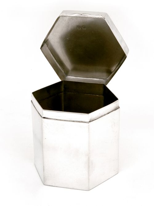 EDWARDIAN HEXAGONAL SILVER BOX TEA CADDY WITH A PLAIN PANELED BODY - ADDITIONAL PHOTO 2