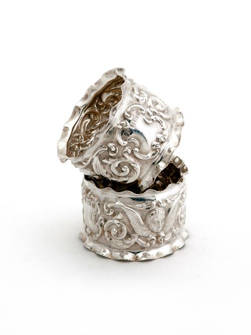 SET OF SIX EDWARDIAN SILVER NAPKIN RINGS FITTED IN A BLUE SILK AND VELVET LINED BOX - ADDITIONAL PHOTO 1
