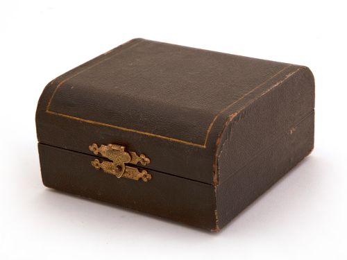 SET OF SIX EDWARDIAN SILVER NAPKIN RINGS FITTED IN A BLUE SILK AND VELVET LINED BOX - ADDITIONAL PHOTO 3