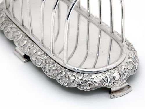 VICTORIAN SILVER PLATED TOAST RACK WITH SEVEN HOOPS AND REPOUSSE DECORATION OF FLOWERS ON THE BASE - ADDITIONAL PHOTO 1