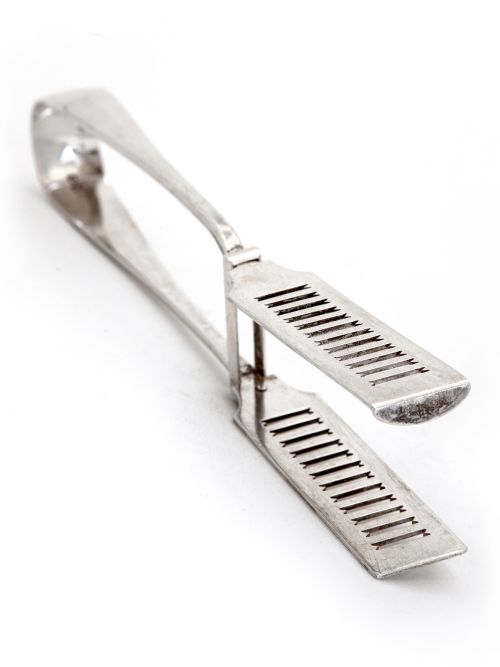silver hanoverian pattern asparagus tongs with a bar pierced blade and a crested handle - CATEGORY: ANTIQUE SILVER - DATED 1900
