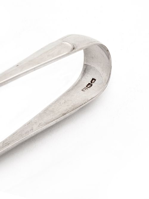 SILVER HANOVERIAN PATTERN ASPARAGUS TONGS WITH A BAR PIERCED BLADE AND A CRESTED HANDLE - ADDITIONAL PHOTO 2