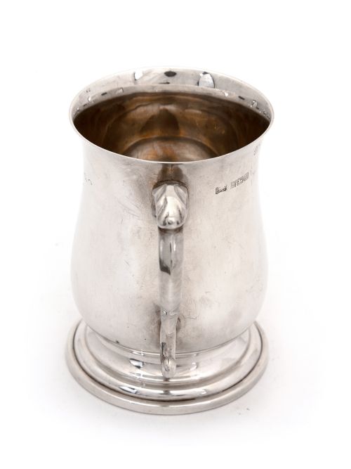 PLAIN BALUSTER SHAPED SILVER HALF PINT CHRISTENING MUG WITH A SCROLL AND LEAF HANDLE - ADDITIONAL PHOTO 1