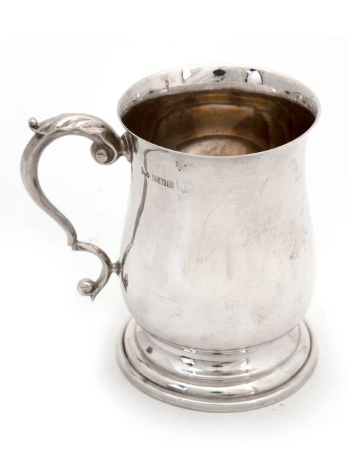 PLAIN BALUSTER SHAPED SILVER HALF PINT CHRISTENING MUG WITH A SCROLL AND LEAF HANDLE - ADDITIONAL PHOTO 2
