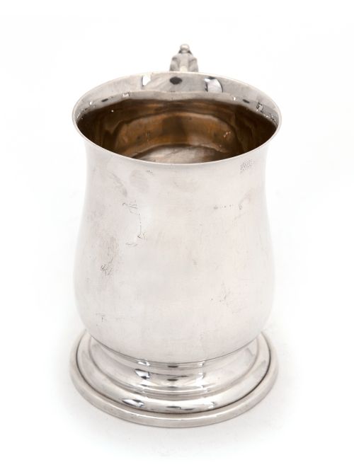 PLAIN BALUSTER SHAPED SILVER HALF PINT CHRISTENING MUG WITH A SCROLL AND LEAF HANDLE - ADDITIONAL PHOTO 3