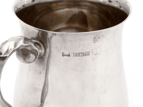 PLAIN BALUSTER SHAPED SILVER HALF PINT CHRISTENING MUG WITH A SCROLL AND LEAF HANDLE - ADDITIONAL PHOTO 4