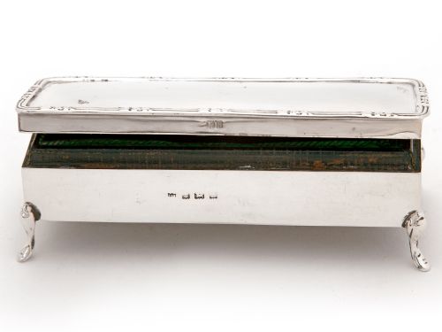 EDWARDIAN SILVER JEWELLERY BOX WITH A PLAIN BODY A PLAIN HINGED LID AND REED AND LEAF BORDER - ADDITIONAL PHOTO 4