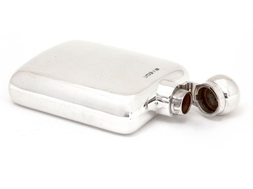EDWARDIAN SILVER HIP FLASK WITH A PLAIN BODY AND BAYONET FITTING HINGED LID - ADDITIONAL PHOTO 1