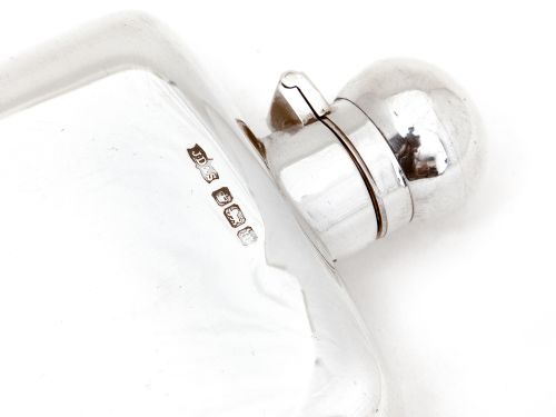 EDWARDIAN SILVER HIP FLASK WITH A PLAIN BODY AND BAYONET FITTING HINGED LID - ADDITIONAL PHOTO 2