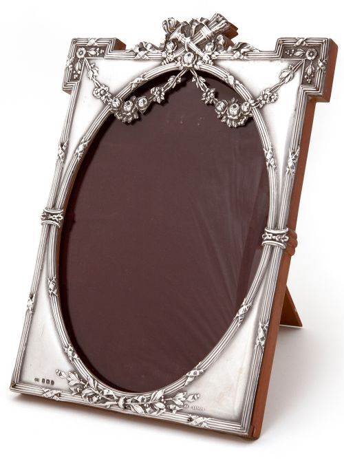 impressive neoclassical edwardian silver picture frame with repousse garland and stylised floral decoration - CATEGORY: ANTIQUE SILVER - DATED 1910