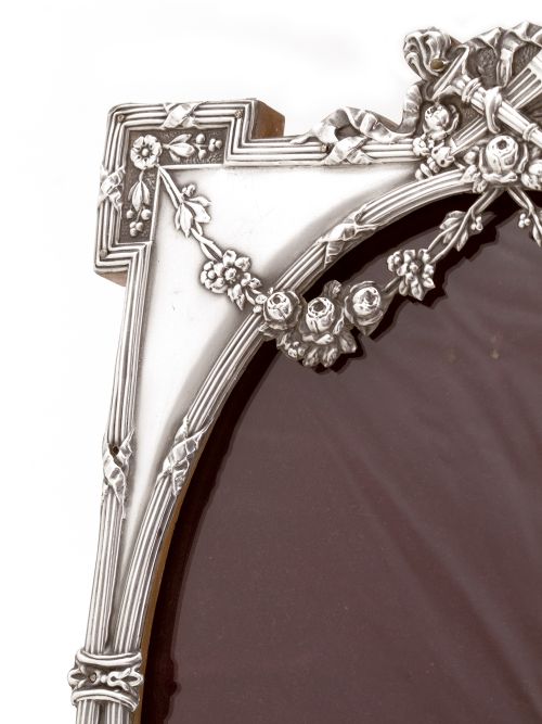 IMPRESSIVE NEOCLASSICAL EDWARDIAN SILVER PICTURE FRAME WITH REPOUSSE GARLAND AND STYLISED FLORAL DECORATION - ADDITIONAL PHOTO 4