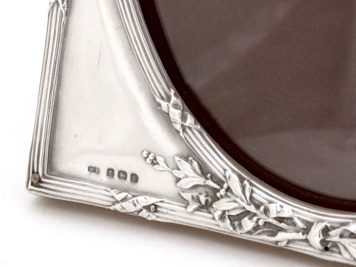 IMPRESSIVE NEOCLASSICAL EDWARDIAN SILVER PICTURE FRAME WITH REPOUSSE GARLAND AND STYLISED FLORAL DECORATION - ADDITIONAL PHOTO 5