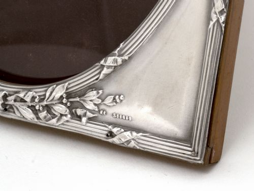 IMPRESSIVE NEOCLASSICAL EDWARDIAN SILVER PICTURE FRAME WITH REPOUSSE GARLAND AND STYLISED FLORAL DECORATION - ADDITIONAL PHOTO 6
