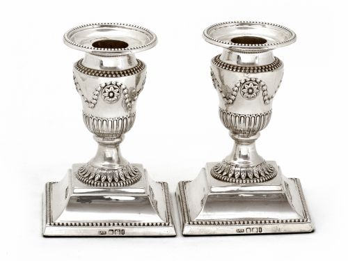 PAIR OF EDWARDIAN SILVER DWARF CANDLESTICKS WITH GARLAND AND FLUTED CAPITALS LEADING TO CIRCULAR ACANTHUS STYLE COLLAR - ADDITIONAL PHOTO 1