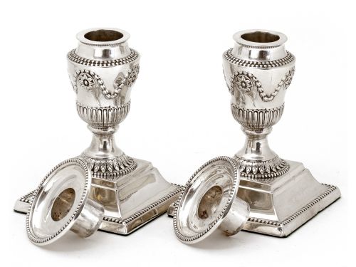 PAIR OF EDWARDIAN SILVER DWARF CANDLESTICKS WITH GARLAND AND FLUTED CAPITALS LEADING TO CIRCULAR ACANTHUS STYLE COLLAR - ADDITIONAL PHOTO 2
