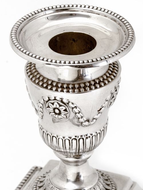 PAIR OF EDWARDIAN SILVER DWARF CANDLESTICKS WITH GARLAND AND FLUTED CAPITALS LEADING TO CIRCULAR ACANTHUS STYLE COLLAR - ADDITIONAL PHOTO 3