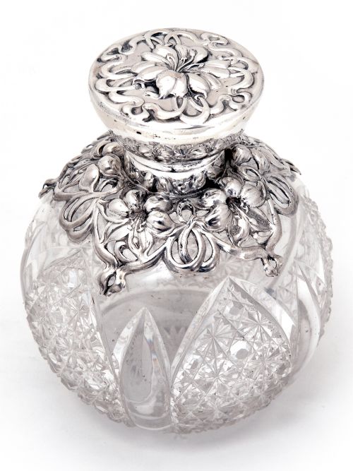 EDWARDIAN SILVER CUT GLASS PERFUME BOTTLE IN AN ART NOUVEAU STYLE WITH SILVER FLORAL SHOULDERS - ADDITIONAL PHOTO 1