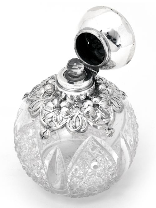 EDWARDIAN SILVER CUT GLASS PERFUME BOTTLE IN AN ART NOUVEAU STYLE WITH SILVER FLORAL SHOULDERS - ADDITIONAL PHOTO 2