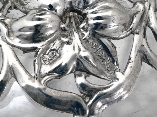 EDWARDIAN SILVER CUT GLASS PERFUME BOTTLE IN AN ART NOUVEAU STYLE WITH SILVER FLORAL SHOULDERS - ADDITIONAL PHOTO 4