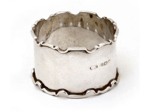 BOXED SET OF SIX SILVER NAPKIN RINGS WITH PLAIN BODIES AND CHIPPENDALE STYLE BORDERS - ADDITIONAL PHOTO 2