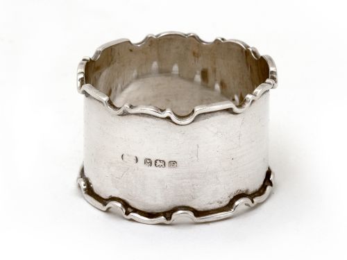 BOXED SET OF SIX SILVER NAPKIN RINGS WITH PLAIN BODIES AND CHIPPENDALE STYLE BORDERS - ADDITIONAL PHOTO 3