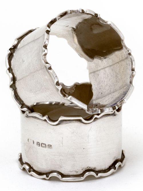 BOXED SET OF SIX SILVER NAPKIN RINGS WITH PLAIN BODIES AND CHIPPENDALE STYLE BORDERS - ADDITIONAL PHOTO 4