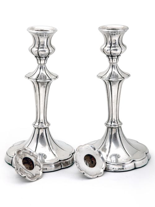 ATTRACTIVE PAIR OF SILVER CANDLESTICKS WITH PLAIN FLUTED COLUMNS LEADING DOWN TO FLUTED CIRCULAR SHAPED PLAIN BASES - ADDITIONAL PHOTO 1