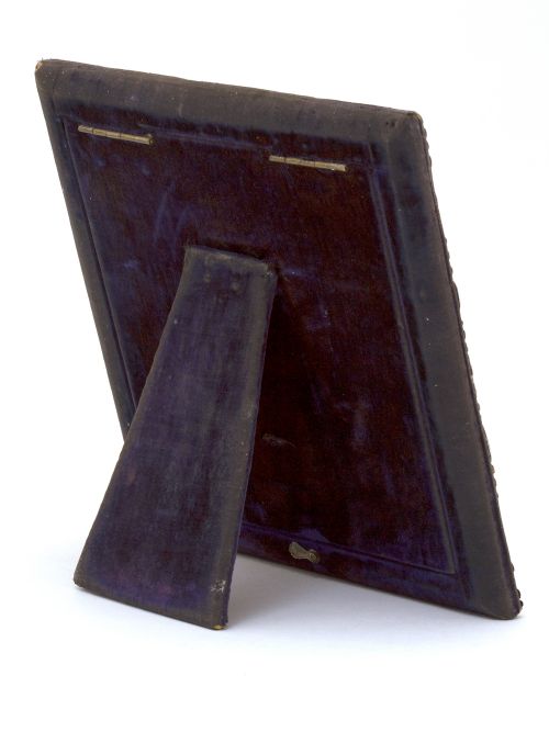 DECORATIVE SQUARE EDWARDIAN SILVER PICTURE FRAME WITH A BORDER DECORATED WITH REPOUSSE CLASSICAL FACES - ADDITIONAL PHOTO 1