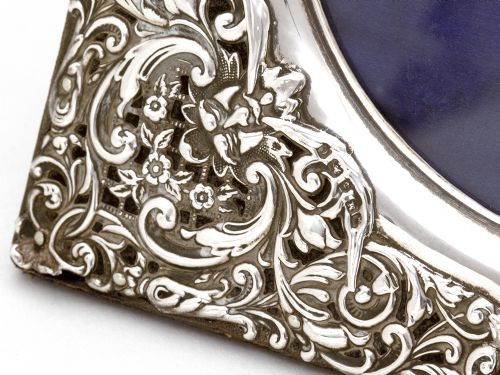 DECORATIVE SQUARE EDWARDIAN SILVER PICTURE FRAME WITH A BORDER DECORATED WITH REPOUSSE CLASSICAL FACES - ADDITIONAL PHOTO 2