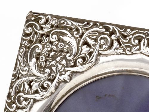 DECORATIVE SQUARE EDWARDIAN SILVER PICTURE FRAME WITH A BORDER DECORATED WITH REPOUSSE CLASSICAL FACES - ADDITIONAL PHOTO 3