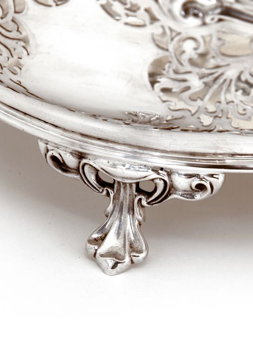OVAL SILVER BOWL WITH A SHAPED FLORAL SCALLOPED BORDER AND PIERCED BODY - ADDITIONAL PHOTO 2