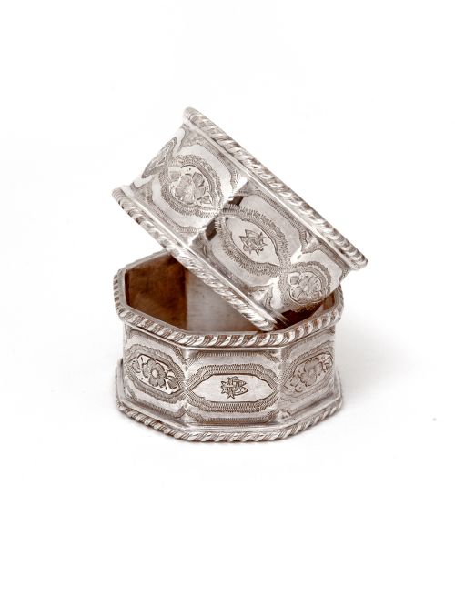 BOXED SET OF SIX LATE VICTORIAN SILVER PLATED OCTAGONAL NAPKIN RINGS - ADDITIONAL PHOTO 1