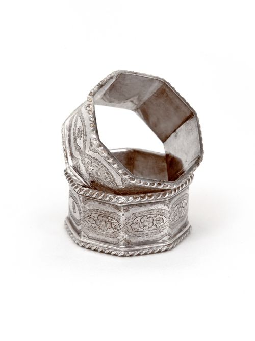 BOXED SET OF SIX LATE VICTORIAN SILVER PLATED OCTAGONAL NAPKIN RINGS - ADDITIONAL PHOTO 2